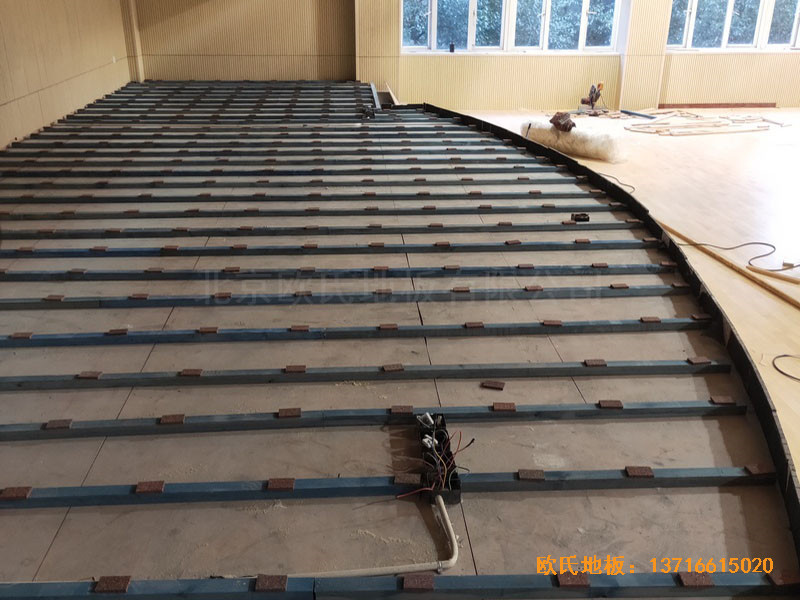 上海豐莊西路綠地小學舞臺體育地板安裝案例2