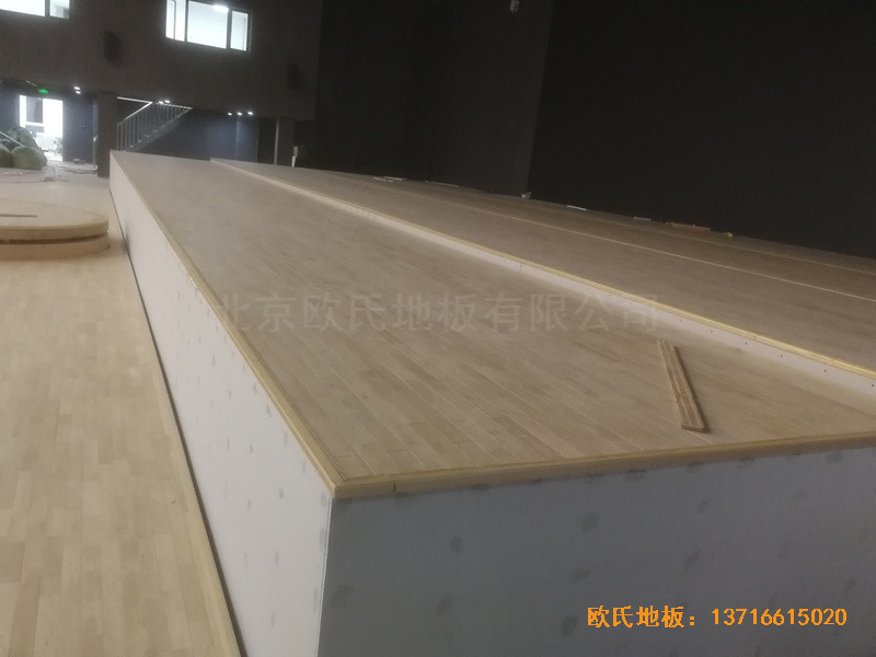 河北承德灤平一中升降舞臺運動地板安裝案例1