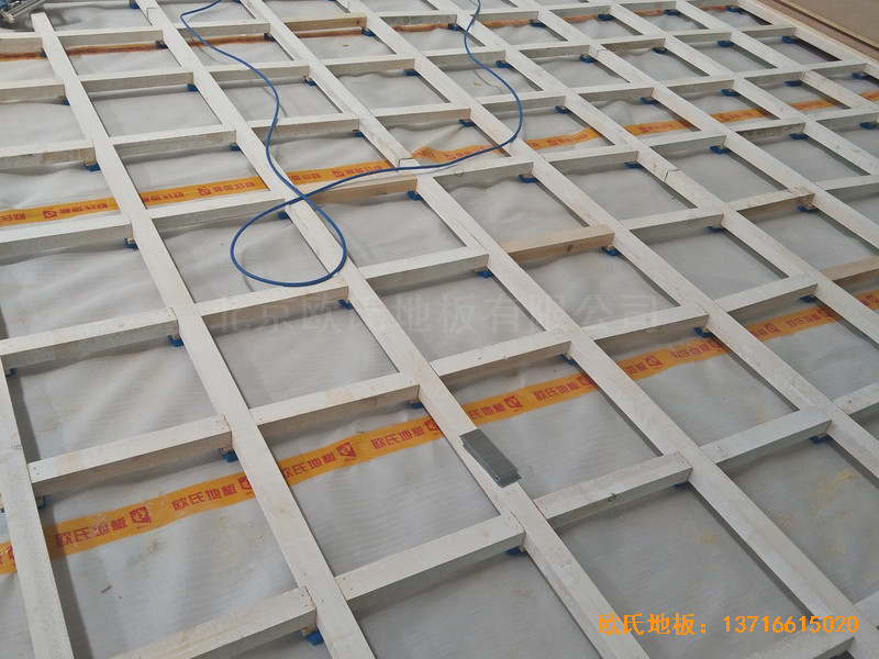 山東荷澤定陶新一中籃球館運動地板施工案例1