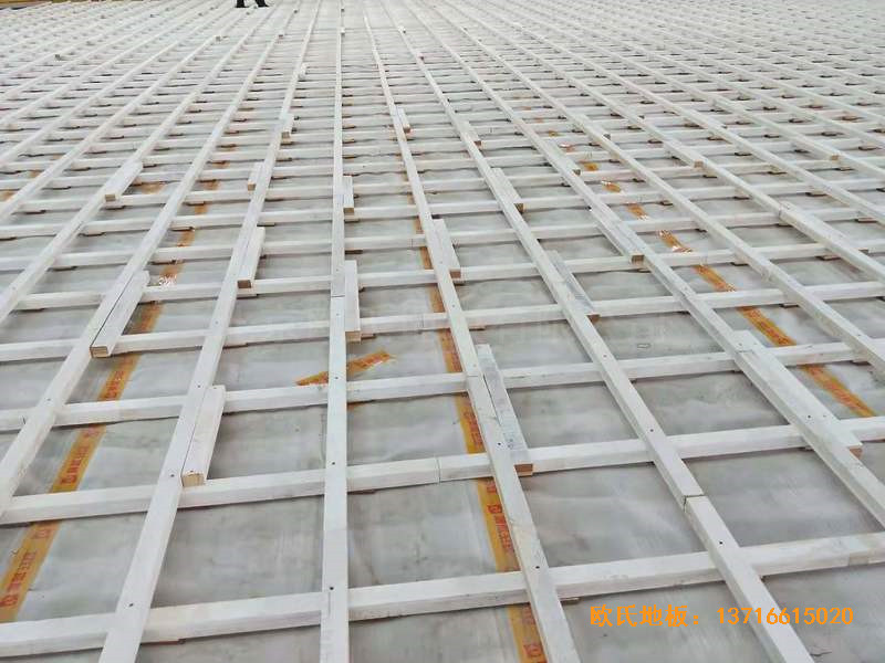 云南楚雄醫專學院籃球館運動木地板安裝案例1