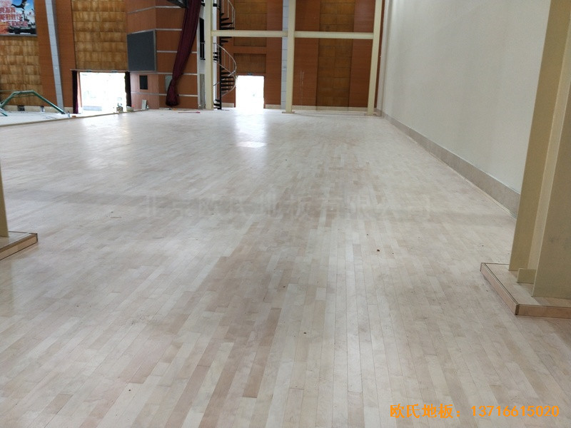 四川白頭鎮13667部隊運動館體育木地板鋪設案例0