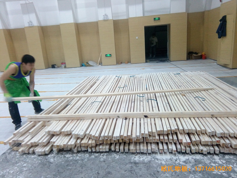 山東濟南歷下區燕山學校籃球館運動地板施工案例1