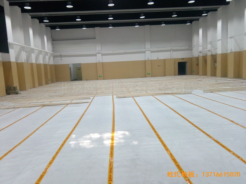 山東濟南歷下區燕山學校籃球館運動地板施工案例2