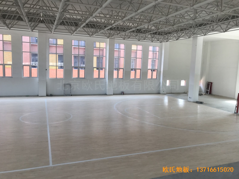 山東濟南歷城區雪山小學籃球館運動木地板施工案例0