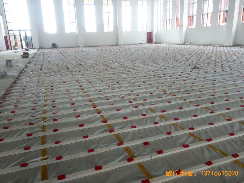 山東濟南歷城區雪山小學籃球館運動木地板施工案例1