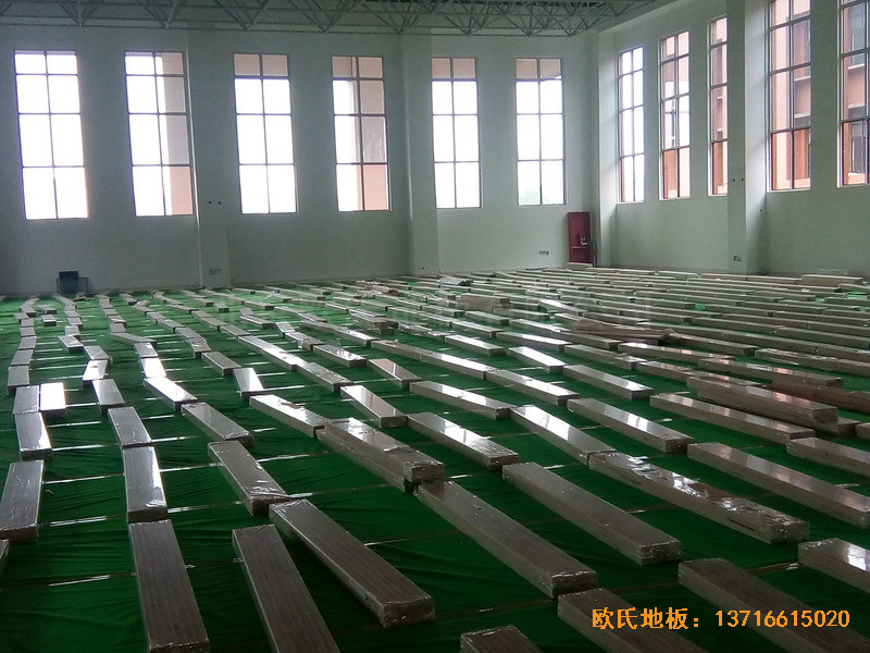 山東濟南歷城區雪山小學籃球館運動木地板施工案例3