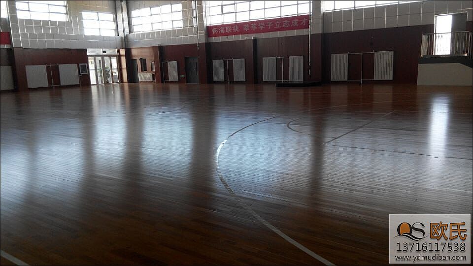 運動館地板出現打滑怎么辦