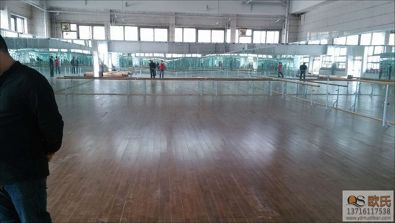 體育館運動地板表面變色的原因