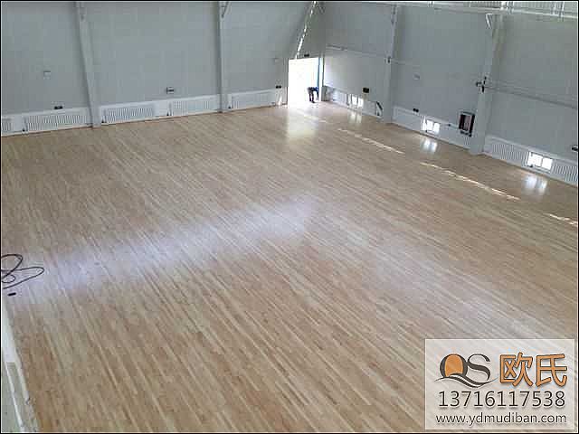 使用運動木地板專業性能漆很重要