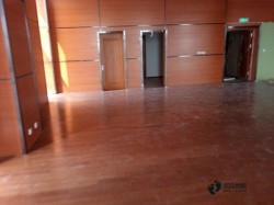 尋求體育地板較好的