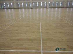 單層龍骨籃球場地地板怎樣保養