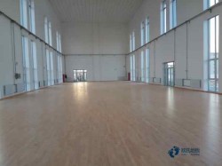 單層龍骨籃球場地板如何保潔